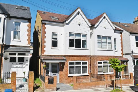 Riverview Gardens, Strawberry Hill TW1