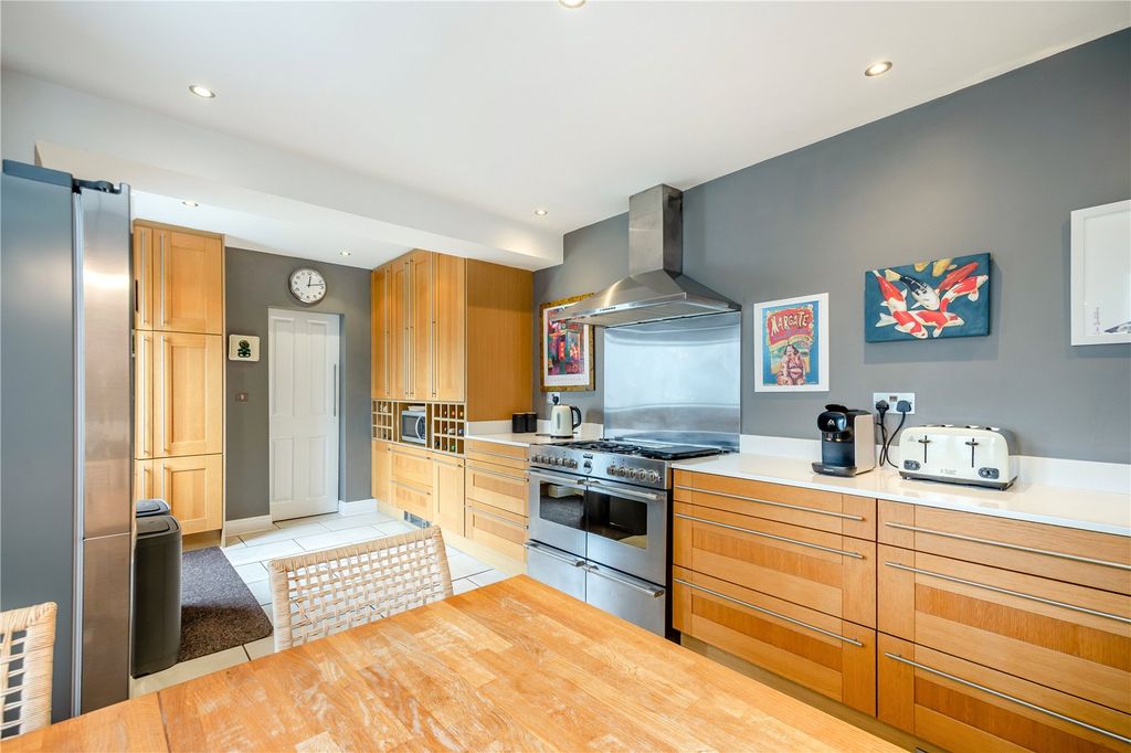 Additional image 3 of 3 bed flat for salePark Avenue, Harrogate, North Yorkshire HG2