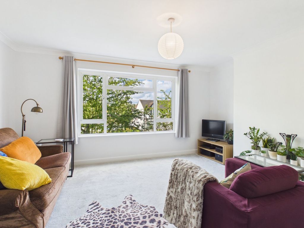 2 bed flat for saleThe Broadway, Farnham Common, Buckinghamshire SL2 photo 2