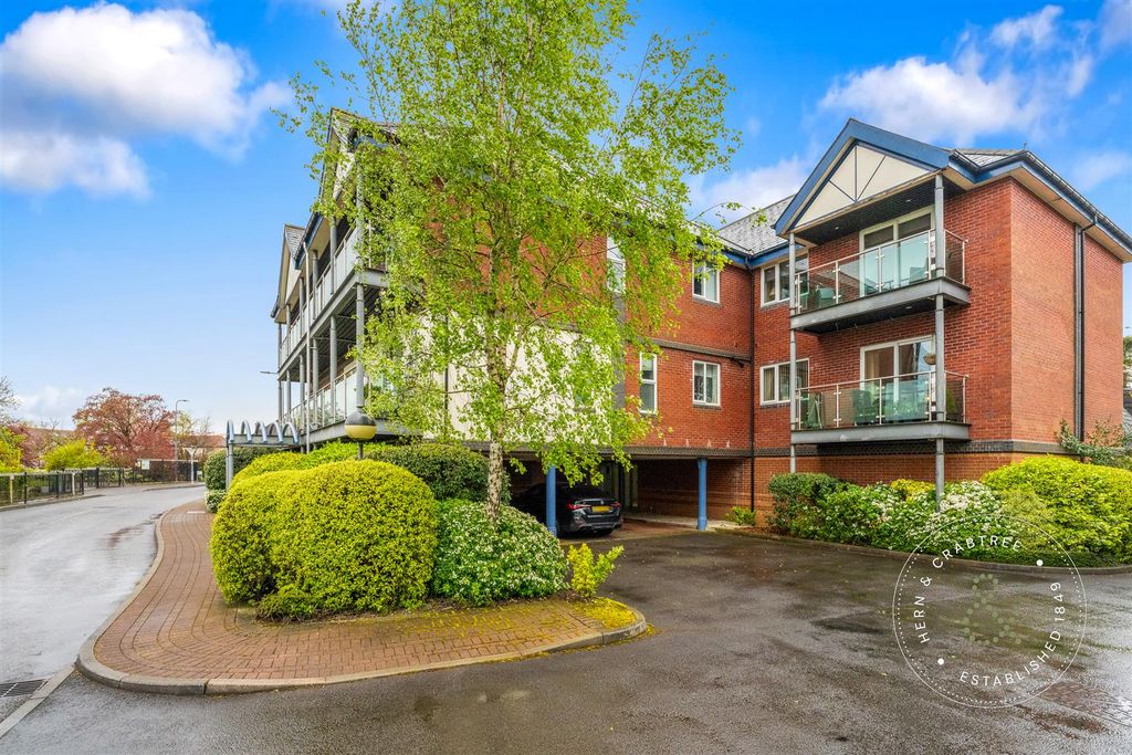 2 bed flat for saleCyncoed Gardens, Cardiff CF23 photo 3