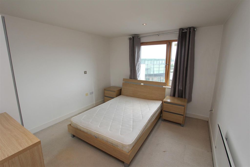 2 bed flat for saleMcclintock House, Leeds Dock LS10 photo 5