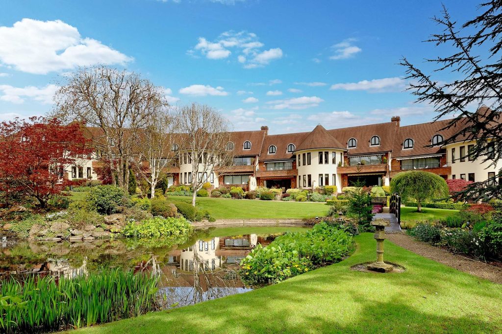 3 bed flat for saleWaterglades, Knotty Green, Beaconsfield, Buckinghamshire HP9