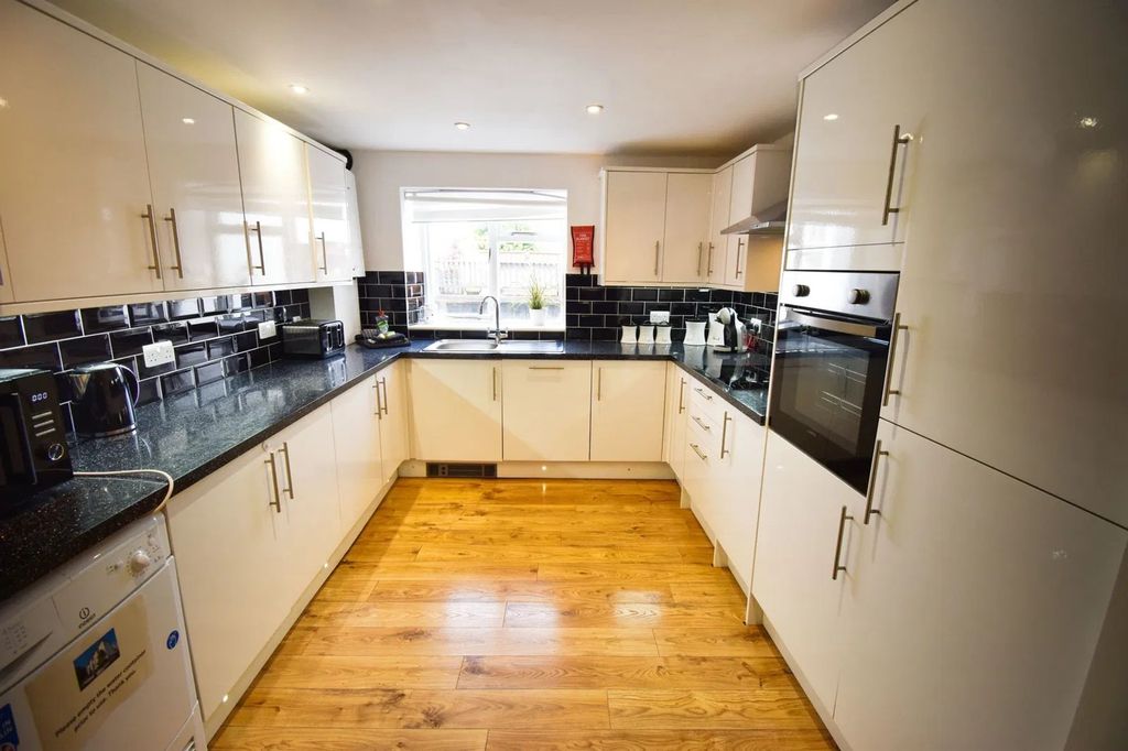 Additional image 2 of 3 bed flat for saleSt Mary's Hill, Tenby SA70