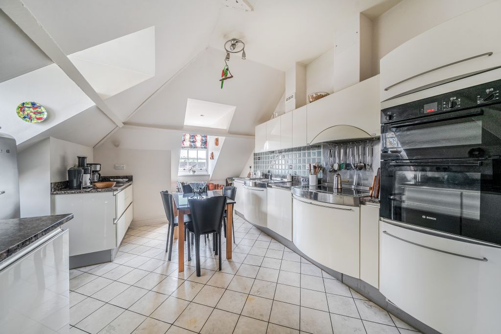 3 bed flat for saleCauseway, Horsham RH12 photo 4