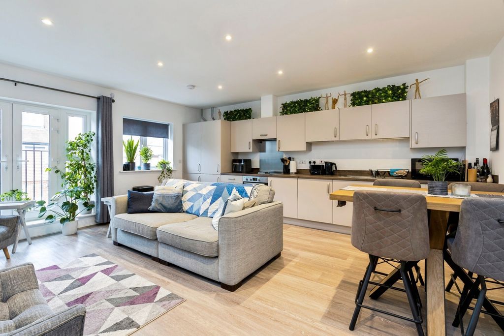 2 bed flat for saleCapon Park, Faygate, Horsham, West Sussex RH12