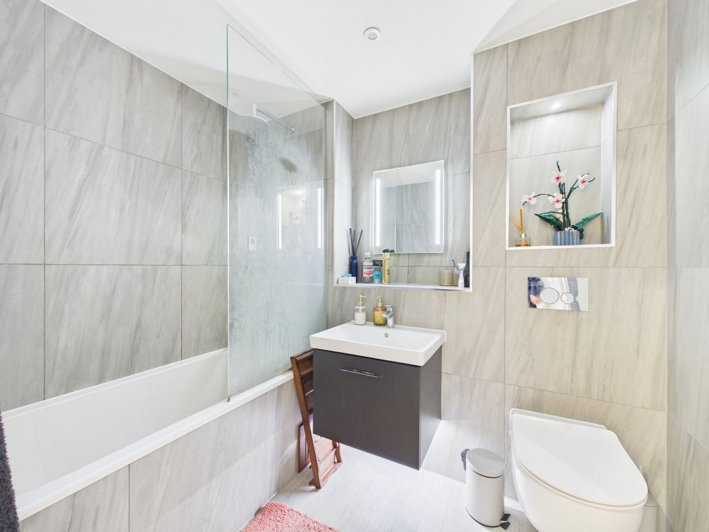 Additional image 7 of 2 bed flat for sale40 Stoke Road, Slough, Berkshire SL2