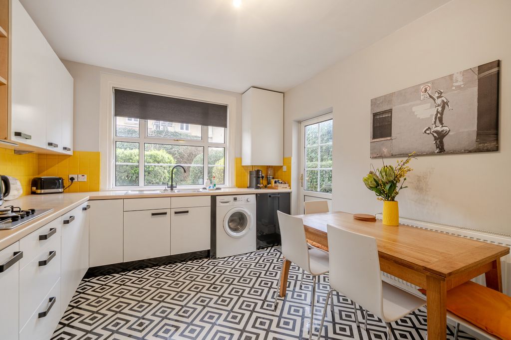 2 bed flat for saleRoyal York Crescent, Bristol BS8 photo 4
