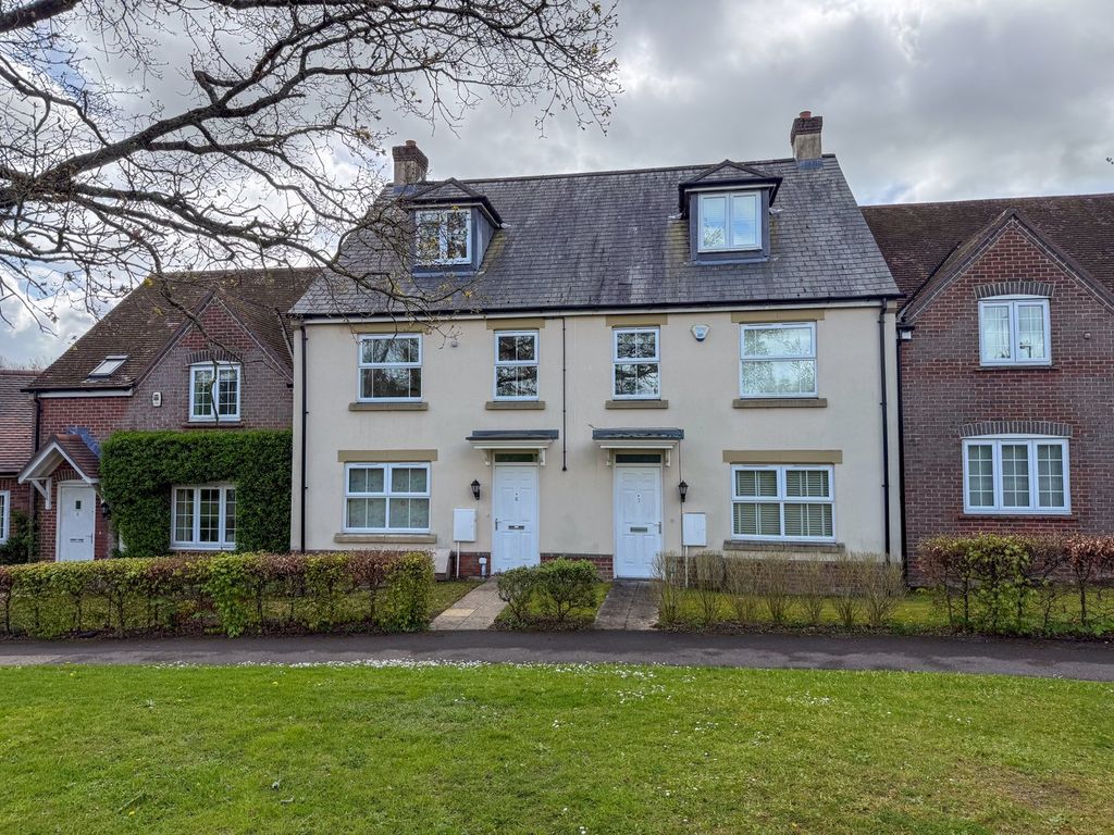 4 bed terraced house for saleBrowns Walk, Greenham, Thatcham RG19