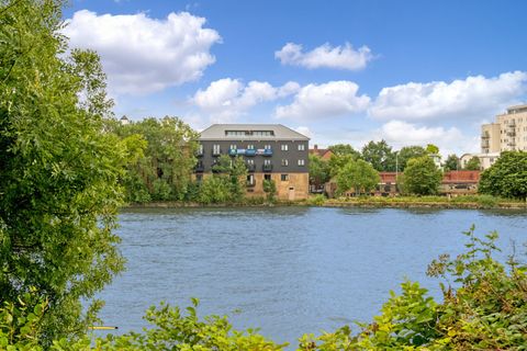 Mortlake High Street, Mortlake SW14