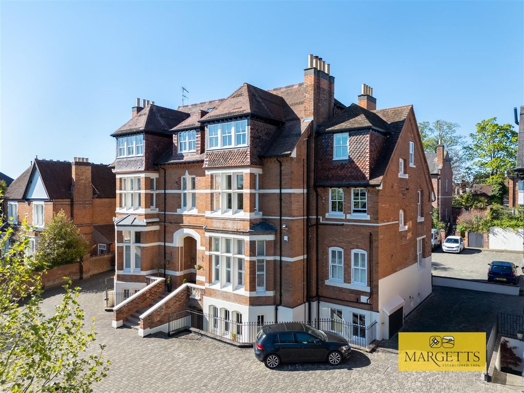 2 bed flat for saleSouthcotes, Warwick New Road, Royal Leamington Spa CV32