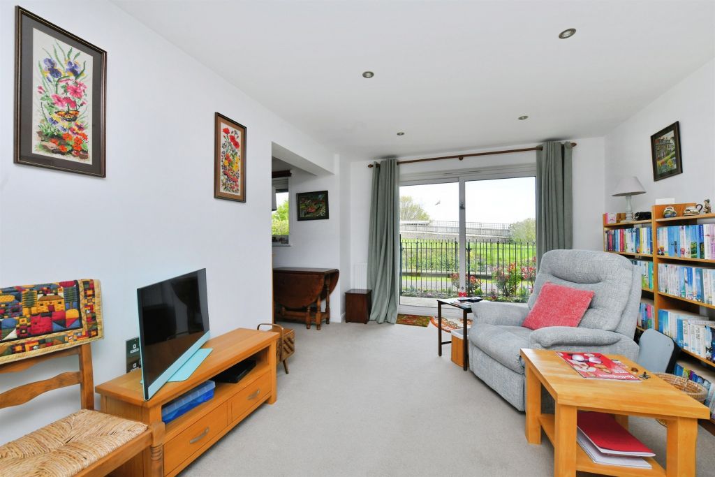 2 bed flat for saleCauseway View, Plymouth PL9 photo 2