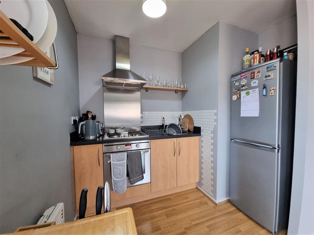 1 bed flat for saleLongacres, Bridgend CF31 photo 2