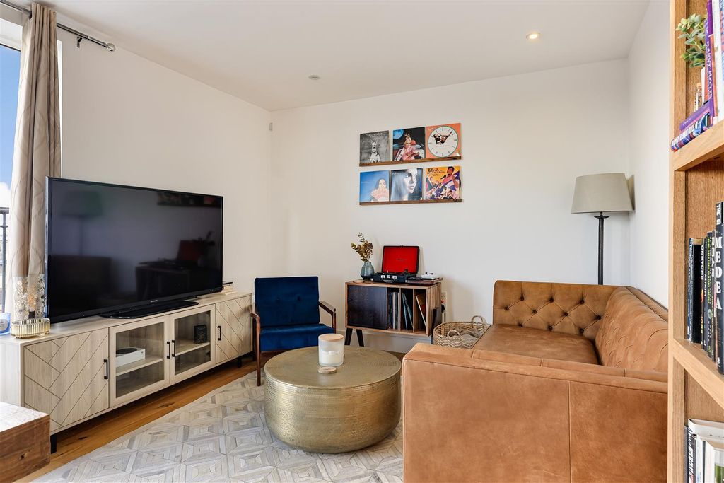 2 bed flat for saleKingsley Walk, Cambridge CB5 photo 4