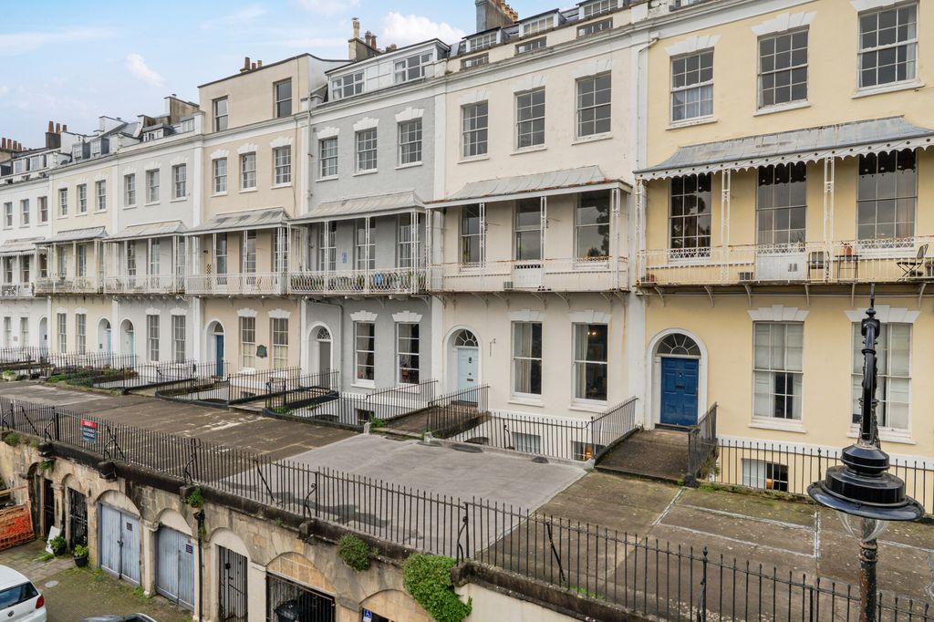 2 bed flat for saleRoyal York Crescent, Bristol BS8 photo 2