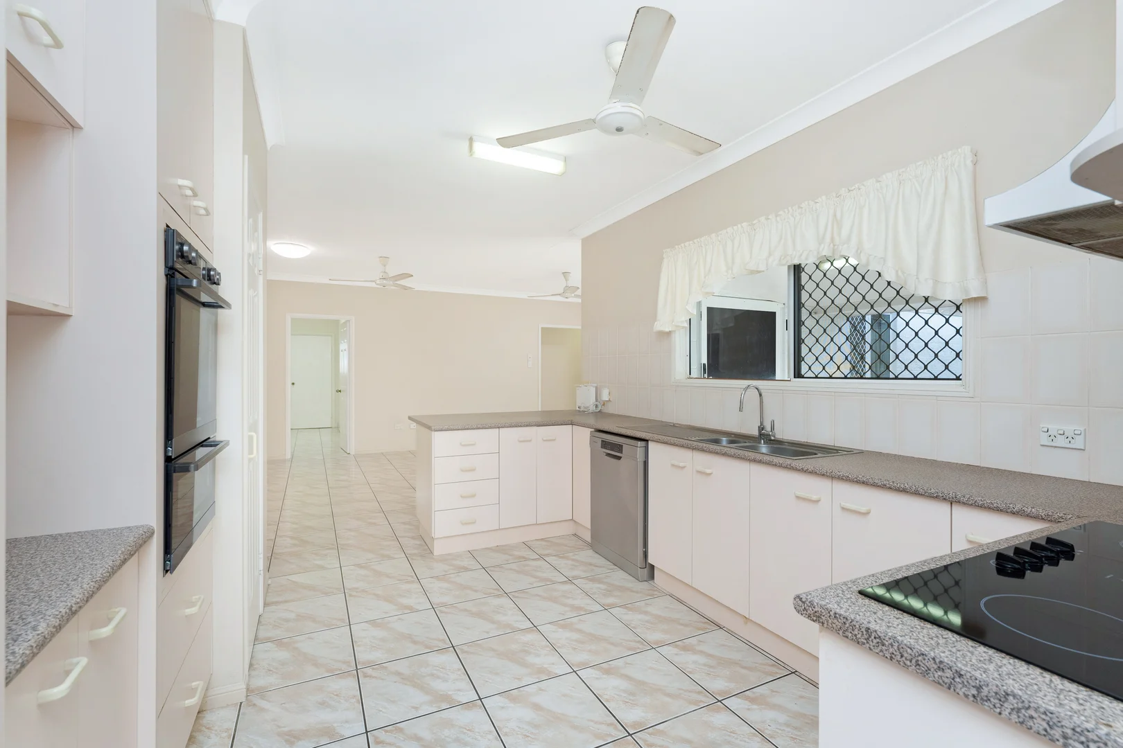 27 Macarthur Drive, Annandale QLD 4814 photo 3
