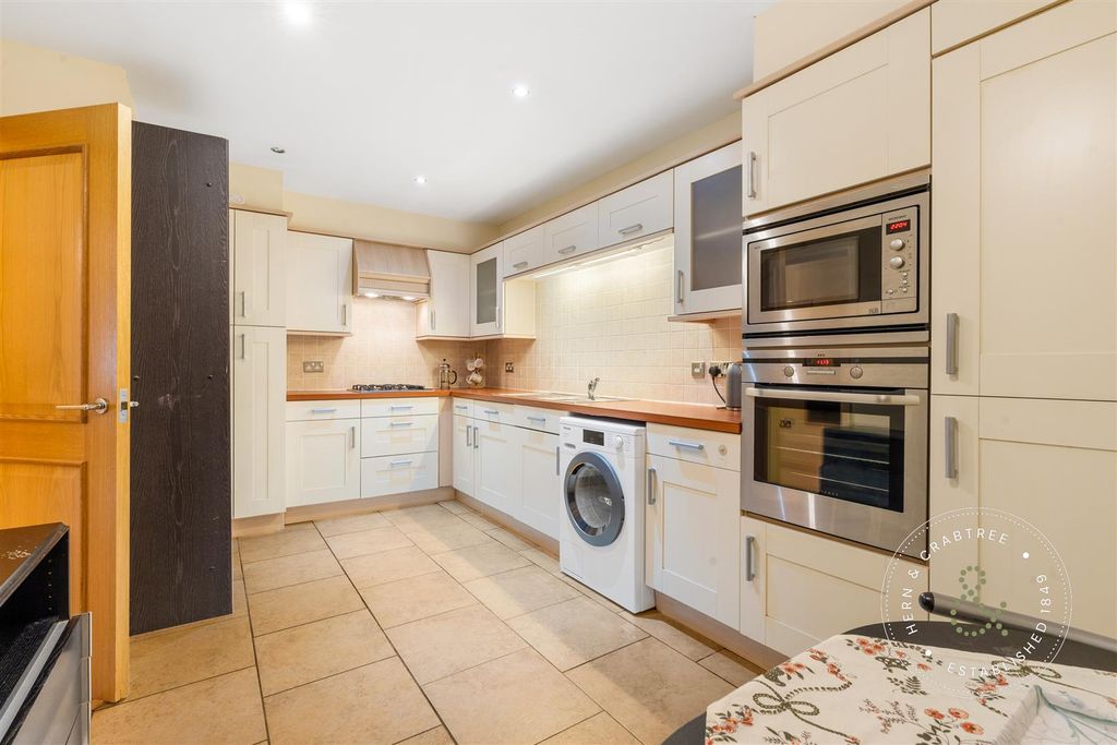 2 bed flat for saleCyncoed Gardens, Cardiff CF23 photo 4