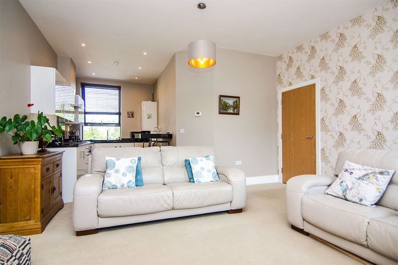 3 bed flat for saleCity Point, Lichfield City Centre WS13 photo 4