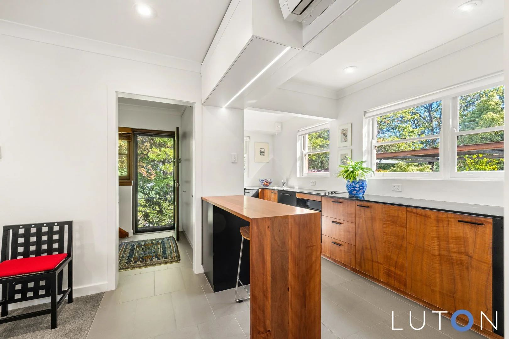 140 Strickland Crescent, Deakin ACT 2600 photo 3
