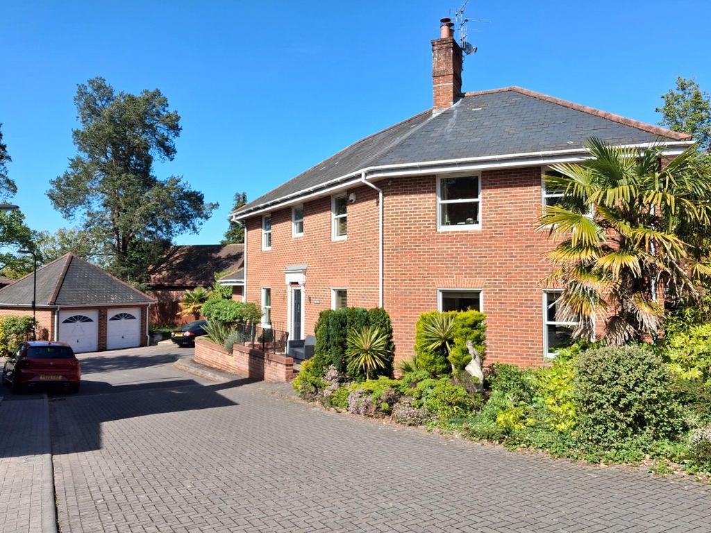 5 bed detached house for saleCleek Drive, Bassett, Southampton, Hampshire SO16