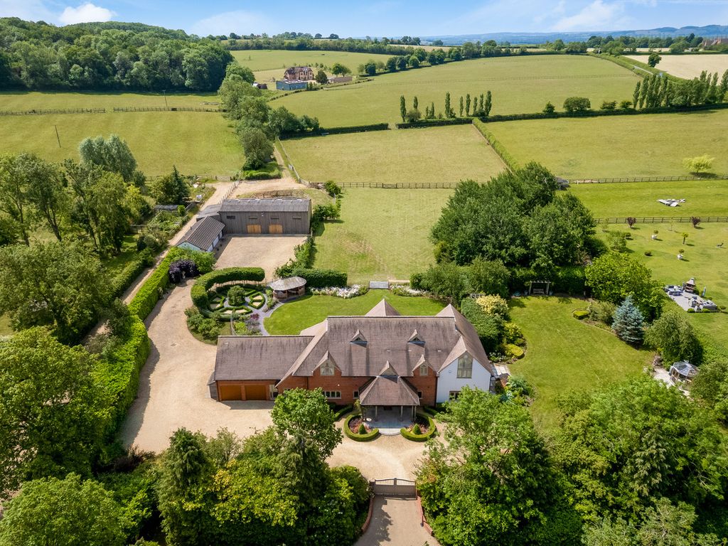 6 bed equestrian for saleFosse Way, Ettington, Stratford-Upon-Avon Warwickshire CV37