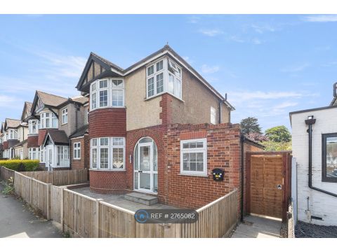 Kingston Road, Epsom KT19, Studio to rent