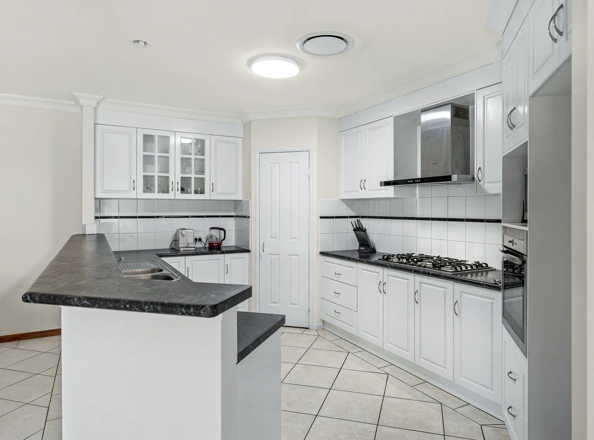 8 Beverley Close, Middle Ridge QLD 4350 photo 5