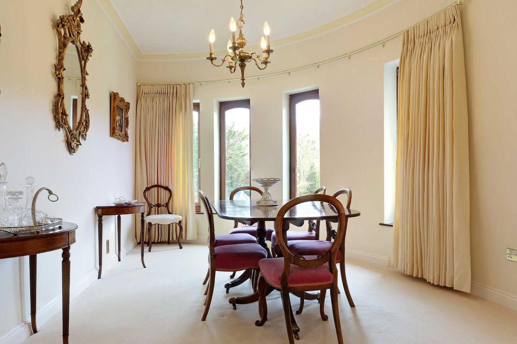 3 bed flat for saleWaterglades, Knotty Green, Beaconsfield, Buckinghamshire HP9 photo 4