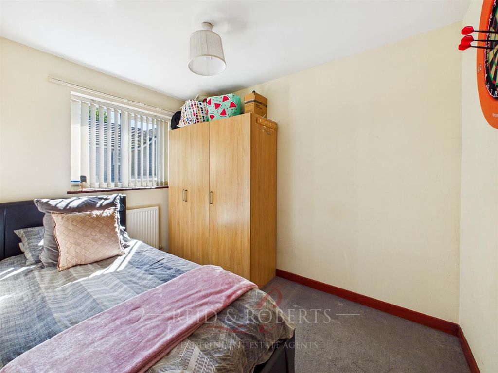 2 bed flat for salePark Road, Coedpoeth, Wrexham LL11 photo 5
