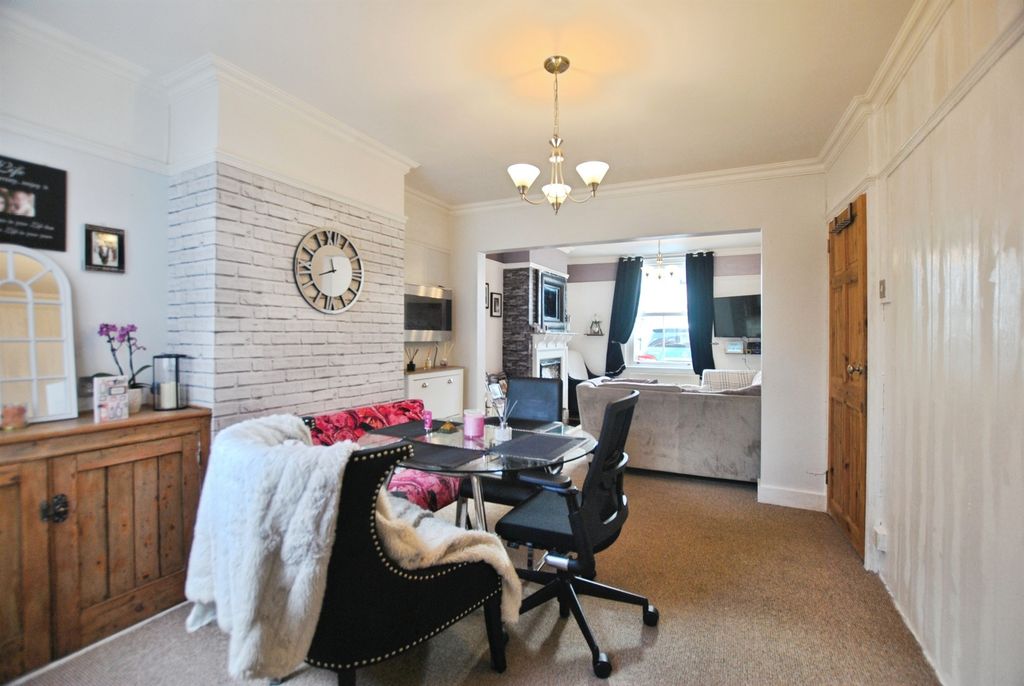 2 bed terraced house for saleSpringdale, Wallingford OX10 photo 5