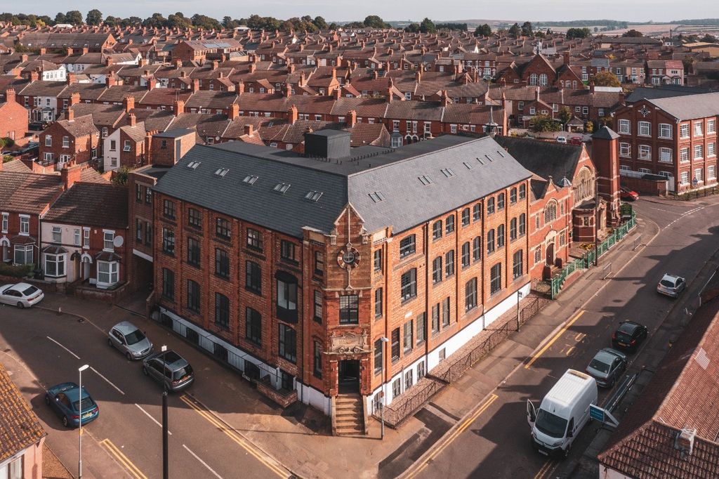 2 bed flat for saleMill Road, Wellingborough NN8