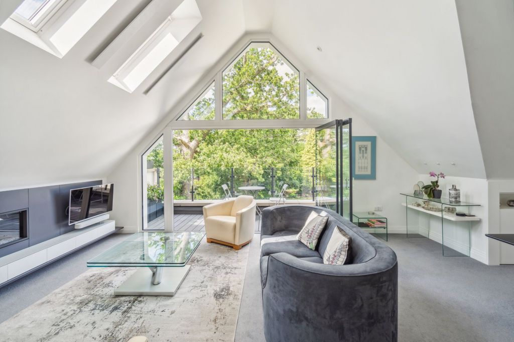 Additional image 2 of 3 bed flat for saleSouth Park Crescent, Gerrards Cross, Buckinghamshire SL9