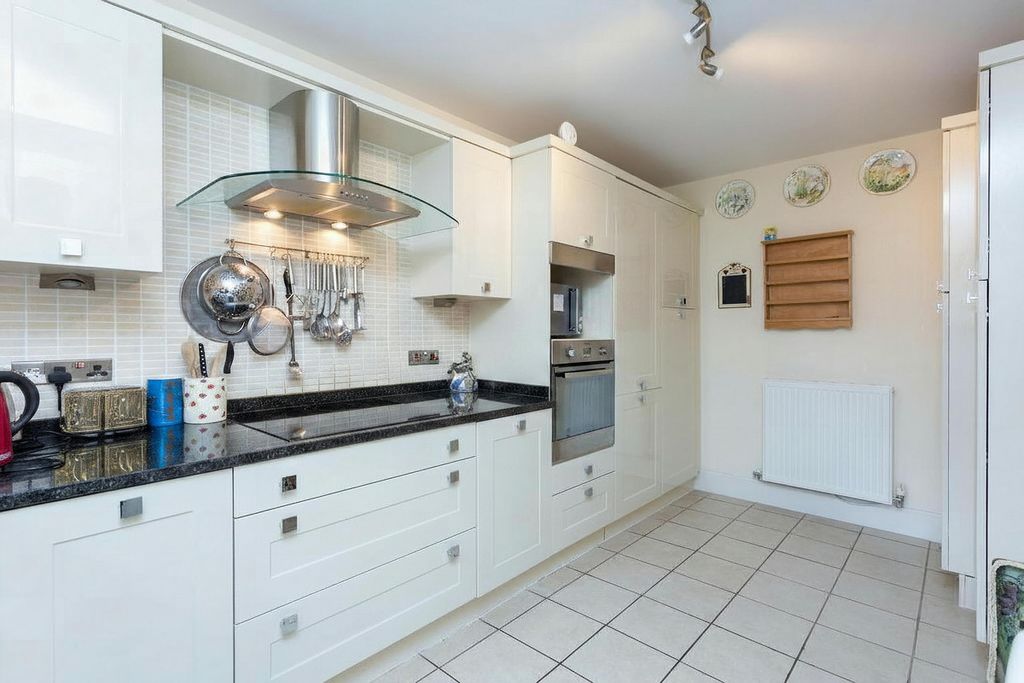 2 bed flat for saleElmhurst, Bowgreave PR3 photo 4