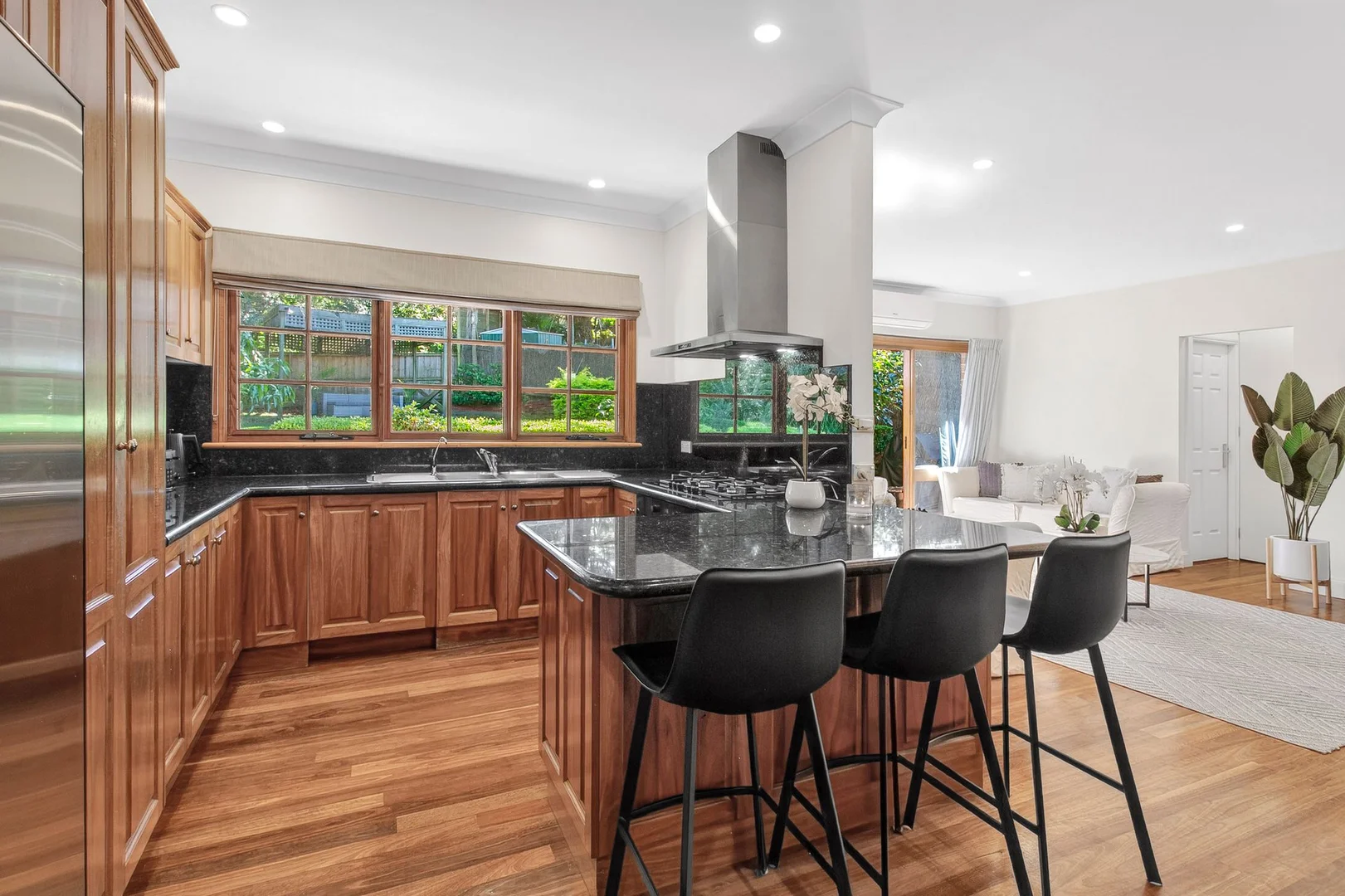 8 Cabbage Tree Road, Bayview NSW 2104 photo 4