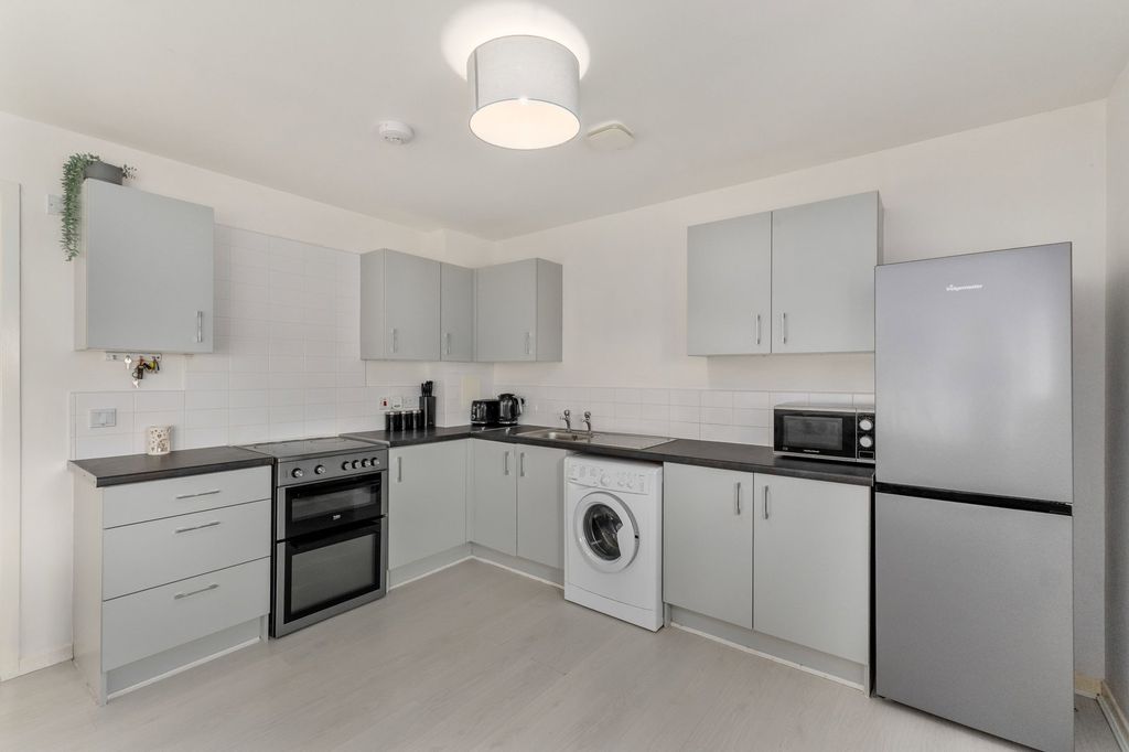 2 bed flat for saleBalmoral Drive, Harthill ML7 photo 4