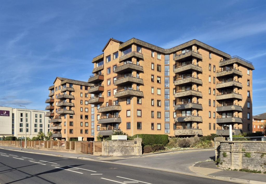 2 bed flat for saleCarlton Mansions South, Beach Road, Weston-Super-Mare BS23