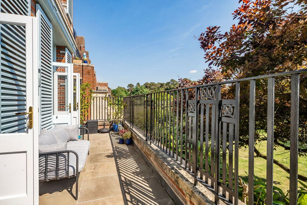 Additional image 15 of 2 bed flat for saleKings Drive, Midhurst GU29