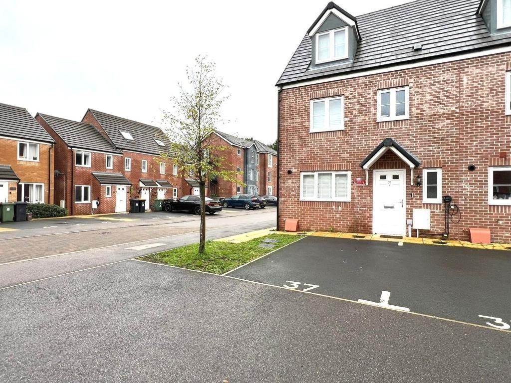 4 bed end terrace house for saleFauna Field, Dunstable, Bedfordshire LU5