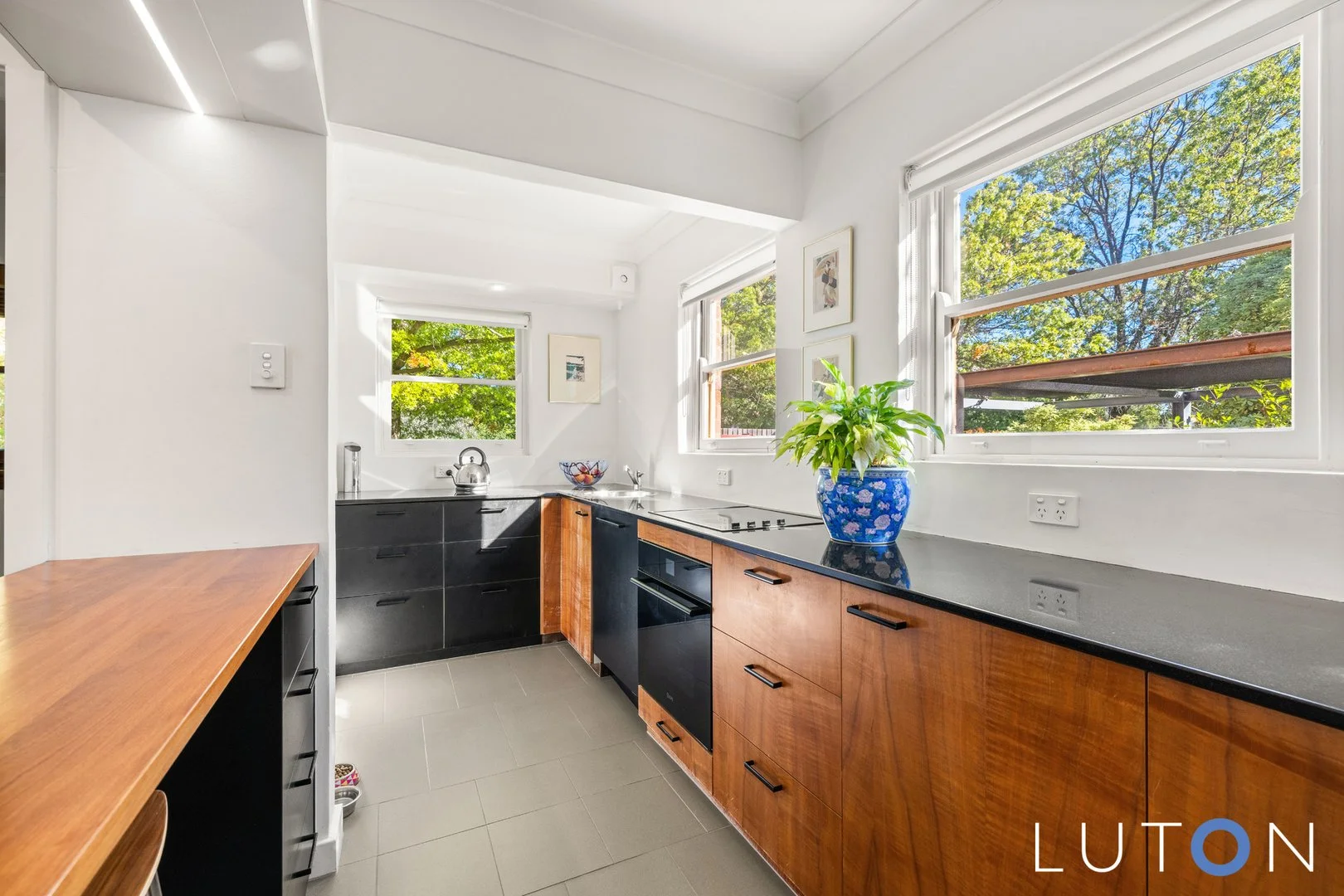 140 Strickland Crescent, Deakin ACT 2600 photo 2