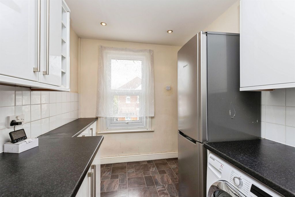 2 bed flat for saleMarkham Road, Bournemouth BH9 photo 4