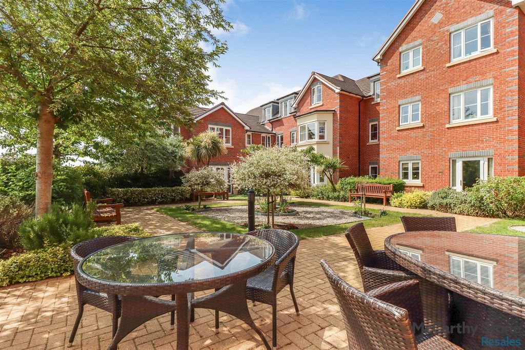 2 bed flat for saleMckinlay Court, Tresham Close, Kettering NN15