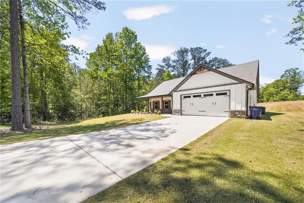 1781 Lee Road 288, Smiths Station, AL 36877
