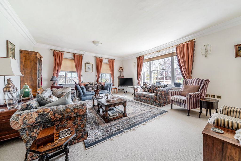 3 bed flat for saleCauseway, Horsham RH12 photo 2