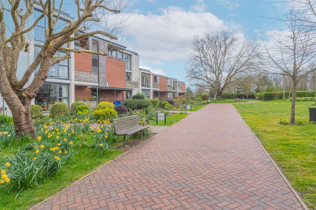 2 bed flat for saleBirch Close, Corsham SN13