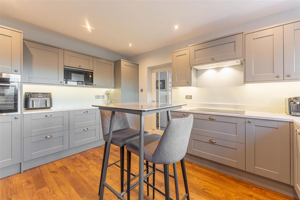 4 bed detached house for saleStoneleigh Close, Stoneleigh CV1 photo 3