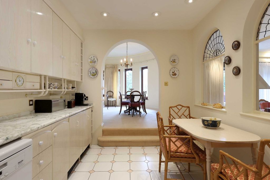 3 bed flat for saleWaterglades, Knotty Green, Beaconsfield, Buckinghamshire HP9 photo 3
