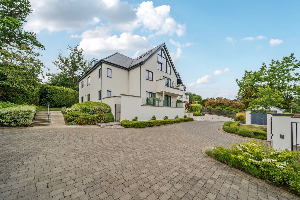 3 bed flat for saleSouth Park Crescent, Gerrards Cross, Buckinghamshire SL9
