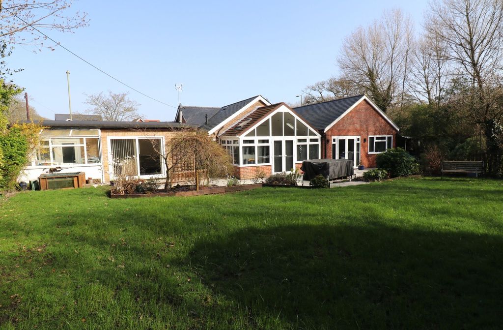 4 bed detached bungalow for saleBotley Road, West End SO30 photo 4