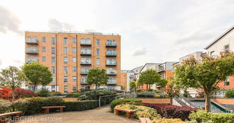 Queen Mary Avenue, London E18