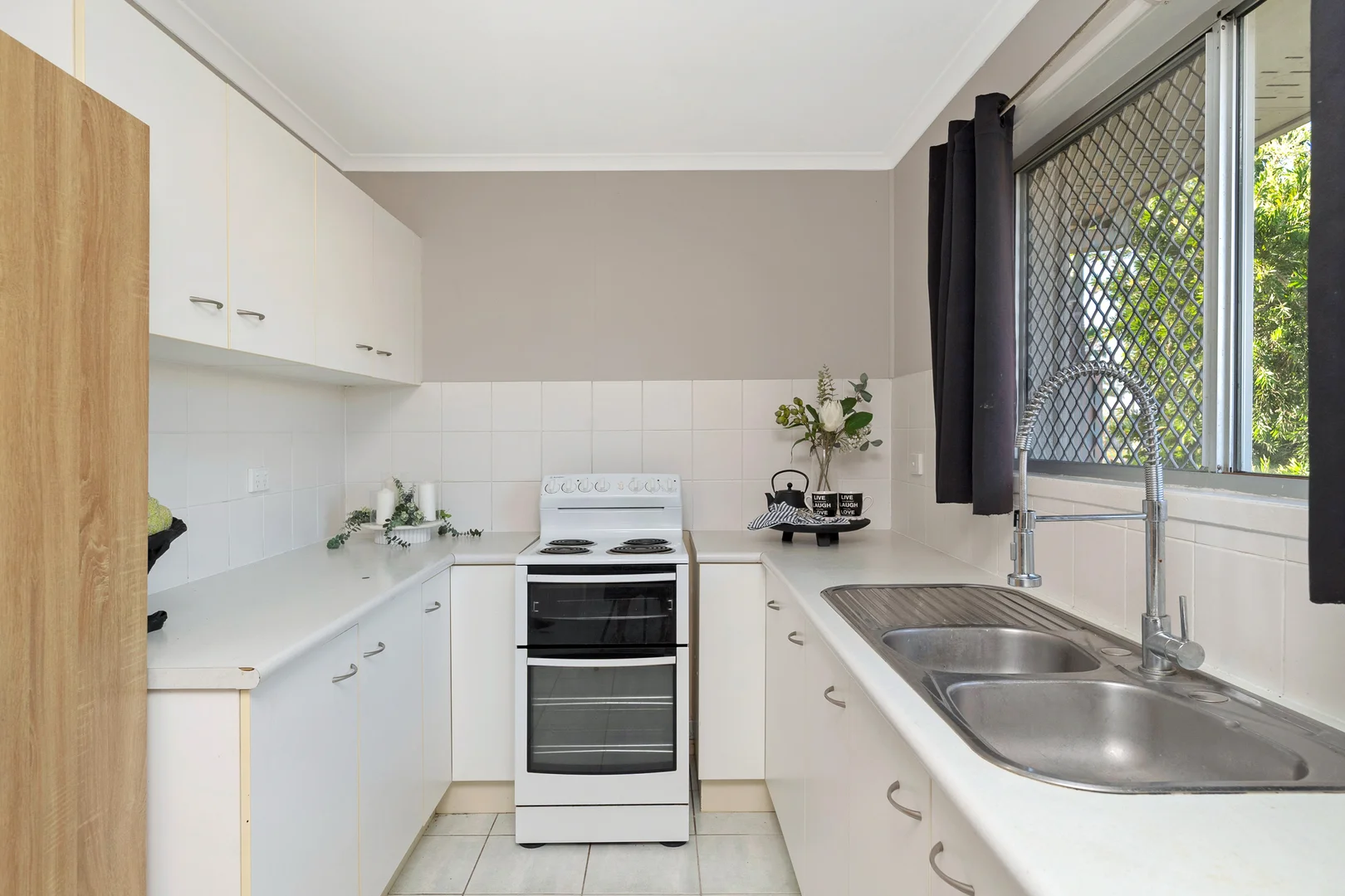 8 Josephine Crescent, Rasmussen QLD 4815 photo 2