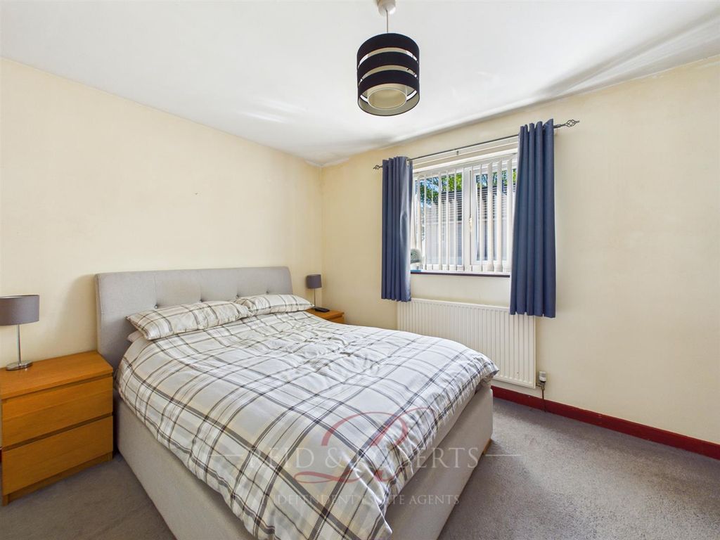 2 bed flat for salePark Road, Coedpoeth, Wrexham LL11 photo 4